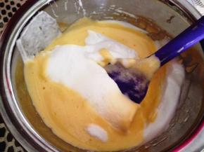 7．	将剩余蛋白倒入蛋黄糊中，翻拌均匀，