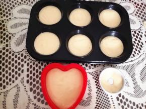 9．	六连模抹上黄油，防粘，因为想让做出的蛋糕扁平一些，所以只放了5分满，剩余蛋糕液又倒入了一个硅胶模和一个小模具里，