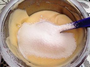 8．	筛入低筋面粉，翻拌均匀，