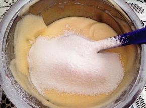 8．	筛入低筋面粉，翻拌均匀，