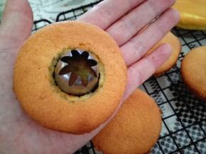 12.	取一个裱花嘴，在蛋糕体中间压下去，就得到一个甜甜圈蛋糕体，本人觉得大号裱花嘴压出的圈比较好看。