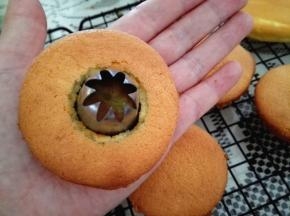12.	取一个裱花嘴，在蛋糕体中间压下去，就得到一个甜甜圈蛋糕体，本人觉得大号裱花嘴压出的圈比较好看。
