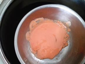 14.	拿一个甜甜圈蛋糕轻轻粘一个，拿出来放在晾网上，上面撒上糖珠，等待晾干就可以了。