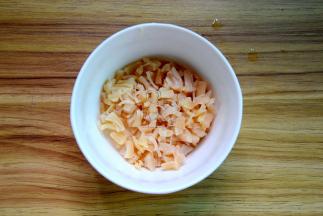 浸泡过的干贝撕碎