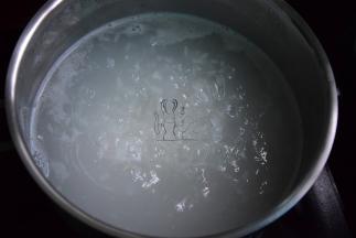 锅中加水1600ml烧开后倒入淘洗的大米先煮一会