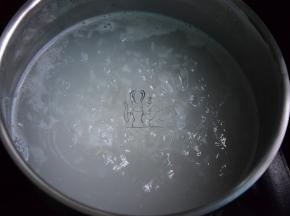 锅中加水1600ml烧开后倒入淘洗的大米先煮一会