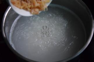 加入干贝煮至粥开始变浓稠，搅拌搅拌