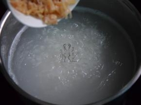 加入干贝煮至粥开始变浓稠，搅拌搅拌