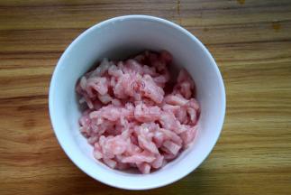 瘦肉切丝，加盐，料酒，淀粉、油拌匀稍腌制