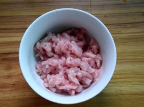 瘦肉切丝，加盐，料酒，淀粉、油拌匀稍腌制