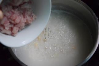 加入瘦肉煮10分钟