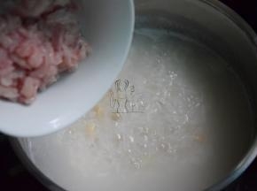 加入瘦肉煮10分钟