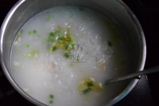 最后加盐调味，撒入葱花再加点芝麻油