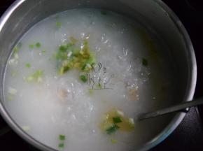 最后加盐调味，撒入葱花再加点芝麻油