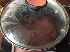 盖上锅盖大火煮开后转小火焖煮2个小时