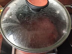 盖上锅盖大火煮开后转小火焖煮2个小时