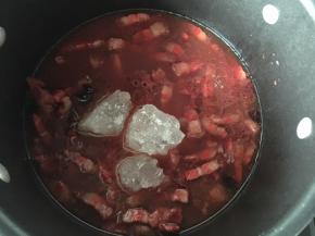 然后加入冰糖继续煮