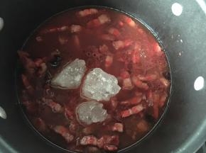 然后加入冰糖继续煮