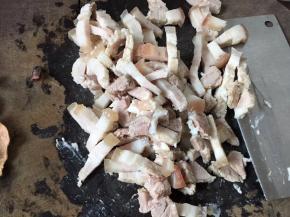 然后将煮好的五花肉切成小块