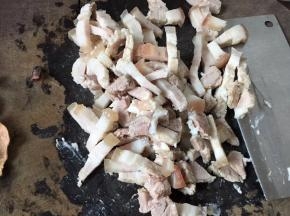 然后将煮好的五花肉切成小块