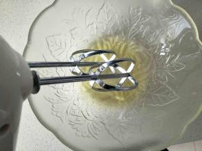 蛋清中挤几滴柠檬汁，打蛋器中速打发