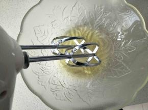 蛋清中挤几滴柠檬汁，打蛋器中速打发