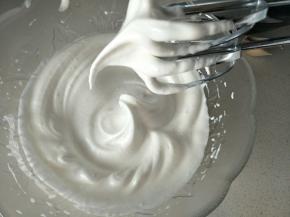 打发好的蛋清提起有尖角即可