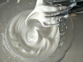 打发好的蛋清提起有尖角即可