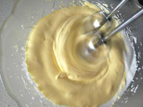 打蛋器低速将之混合均匀