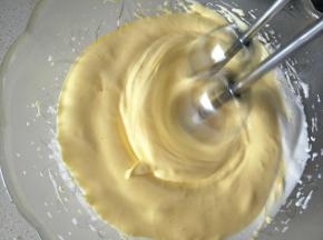 打蛋器低速将之混合均匀