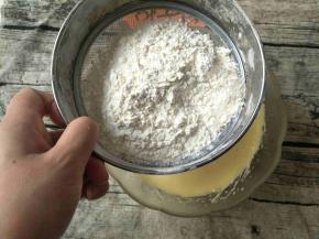 分两次筛入低筋面粉