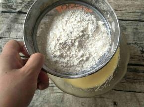 分两次筛入低筋面粉