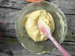 用硅胶刮刀，切拌的手法拌均匀