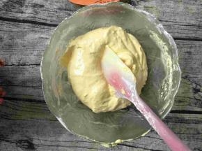 用硅胶刮刀，切拌的手法拌均匀