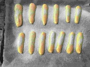 挤出长条，筛两次糖粉