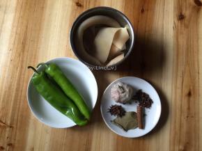 准备所需食材:
猪皮300g、尖椒2-3个、大蒜瓣6瓣、八角2个、香叶1片、桂皮1小段、花椒1勺、盐1/2小匙、生抽2勺、鸡粉1匙、清水适量、食用油适量