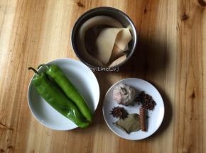 准备所需食材:
猪皮300g、尖椒2-3个、大蒜瓣6瓣、八角2个、香叶1片、桂皮1小段、花椒1勺、盐1/2小匙、生抽2勺、鸡粉1匙、清水适量、食用油适量