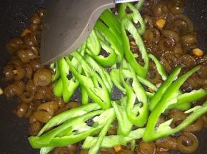 最后倒入尖椒翻炒至炒熟即可
