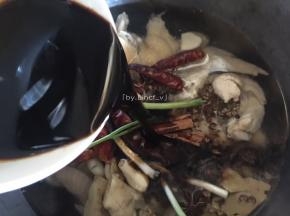 倒入拌匀的酱料，然后大火煮后转中小火煮约20-30小时入味上色即可
