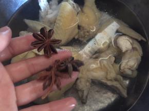 接着洗净后的翅根重新放入能没过的适量清水，放入八角