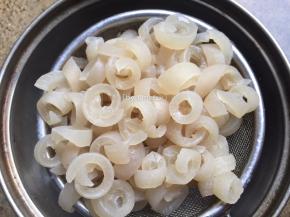 煮好的肉皮捞起