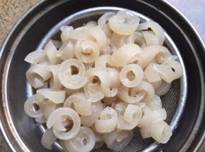 煮好的肉皮捞起