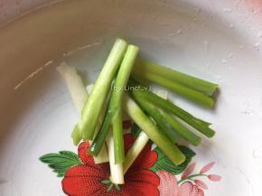 葱白洗净后切段待用