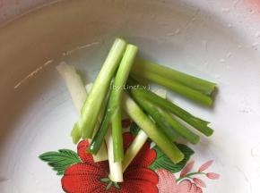 葱白洗净后切段待用