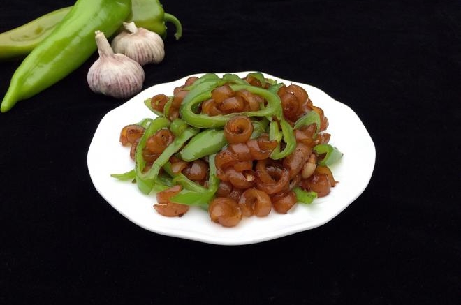 富含胶原蛋白的下酒菜，尖椒炒猪皮