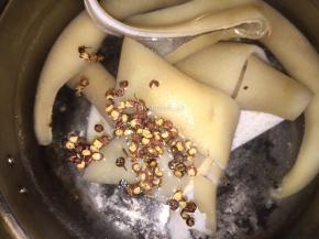 加入花椒大火煮开后约再煮4分钟