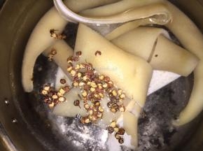 加入花椒大火煮开后约再煮4分钟