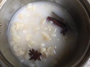 大火煮开后转中小火再煮约20分钟