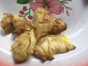 生姜洗净切小块后用刀拍裂待用