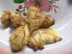 生姜洗净切小块后用刀拍裂待用